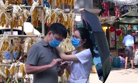 Người dân TP.HCM đeo khẩu trang dạo đường sách trong dịch cúm corona