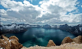 Hồ sâu nhất thế giới trên núi cao