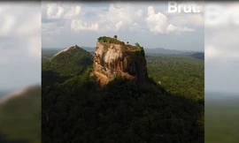 Vượt 1.200 bậc thang lên cung điện cổ cao 180 m