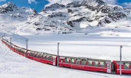Chuyến tàu hỏa như vệt màu đỏ rực giữa nền tuyết trắng xóa