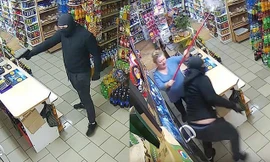 Cụ bà liều mình đánh đuổi tên cướp cầm súng