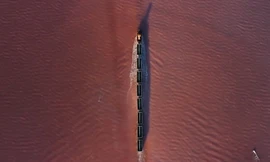 Kỳ lạ nước hồ đổi sang màu hồng vào mùa hè