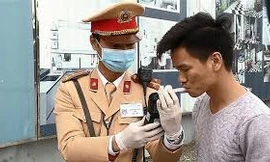 CSGT Hà Nội tiếp tục kiểm tra nồng độ cồn qua ống thổi dùng một lần