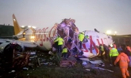 Máy bay chở gần 200 người vỡ làm ba khi hạ cánh