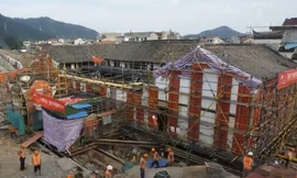 Di dời tòa nhà 100 năm tuổi khỏi dòng nước lũ ở Trung Quốc