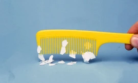 Vì sao lược nhựa hút được giấy?