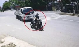 Tránh xe tải quay đầu, xe máy chui vào gầm container