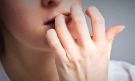 Tại sao con người có thói quen cắn móng tay?
