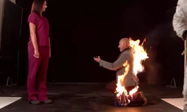 Màn cầu hôn khi quần áo bén lửa cháy rừng rực