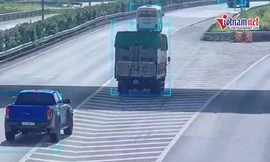 Xe bán tải tông bẹp đuôi xe tải dừng 'thư giãn' trên cao tốc