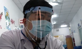 Bác sĩ tự làm nón bảo hộ giá 4.000 đồng