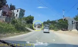 Khoảnh khắc xe container vượt ẩu khiến xe ben đánh lái rồi lật nghiêng