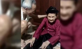 Cụ bà 90 tuổi giận dỗi, nhõng nhẽo bên cạnh cụ ông kiên trì dỗ dành