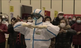 Đội ngũ y tế dạy nhảy cho bệnh nhân nhiễm covid-19