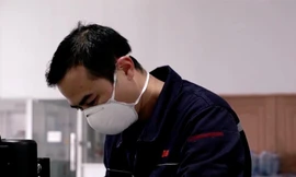 Ngủ 2 tiếng/ngày, một mình sản xuất thiết bị khử trùng cho Vũ Hán