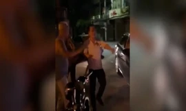 Người đàn ông say rượu đi taxi không trả tiền còn đuổi đánh tài xế