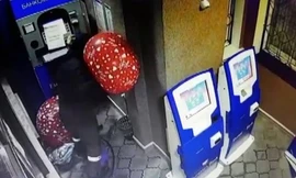 Tên trộm dùng bóng bay thổi tung cây ATM và cái kết cay đắng