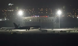 Rơi bộ phận hạ cánh, máy bay Canada vẫn đáp đất an toàn