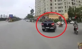 Xe bán tải ôm cua tốc độ cao đâm người đi xe máy