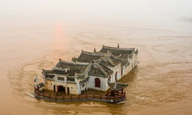 Ngôi đền 700 năm tuổi đứng vững trước đợt lũ lịch sử ở Trung Quốc