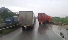 Container đi nhanh phanh gấp khiến xe xoay ngang trên đường