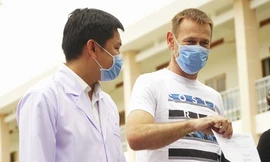 Bệnh nhân nước ngoài mắc COVID-19 cảm ơn bác sĩ ngày xuất viện