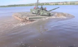 Xe tăng T-72 Nga lặn xuống lòng sông sâu 5 mét như tàu ngầm