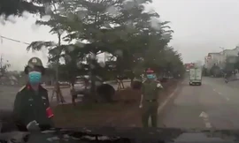 Tài xế lái xe đi ngược chiều để tránh chốt kiểm dịch COVID-19