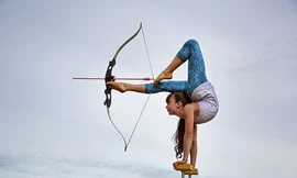 Kinh ngạc xem bé gái uốn dẻo như 'dây thun'