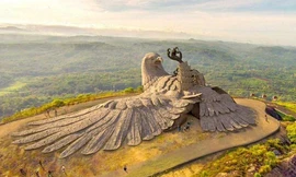 Tượng đại bàng lớn nhất thế giới trên đỉnh núi ở Ấn Độ