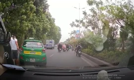 Tài xế xe tải vác dao dọa tài xế taxi sau va chạm