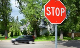 Vì sao màu đỏ được dùng làm tín hiệu cảnh báo nguy hiểm?