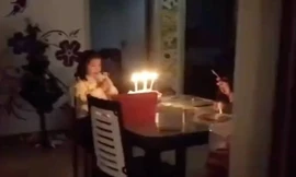 Bác sĩ nghẹn ngào hát mừng sinh nhật con gái từ xa, không dám ôm con