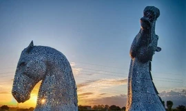 Tượng đầu ngựa khổng lồ, điêu khắc trong 7 năm