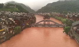 Phượng Hoàng cổ trấn chìm trong ngập lụt ở thượng nguồn đập Tam Hiệp