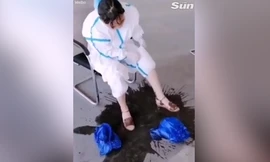 Xúc động hình ảnh mồ hôi ào ra sàn nhà khi nhân viên y tế cởi đồ bảo hộ