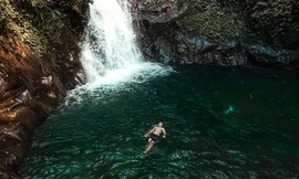 Giải nhiệt mùa hè ở con suối trong mát gần Hà Nội