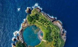 Hồ nước xanh biếc giữa lòng đại dương ở Bồ Đào Nha