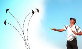 Người điều khiển 4 con diều 'khổng lồ'