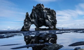 Khối đá hình khủng long cao 15 m ngoài khơi Iceland