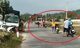 Hàng loạt xe máy dắt bộ khi gặp 'chốt' CSGT