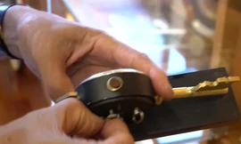 Bộ sưu tập đồng hồ cổ, vàng ròng và có khả năng dự báo... bão tại Hà Nội