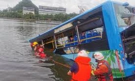 Xe chở học sinh thi đại học lao xuống hồ