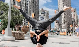 Bậc thầy yoga 81 tuổi vẫn trồng cây chuối không cần tay