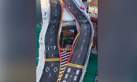 Độc đáo căn nhà kẹp giữa 2 làn đường vì chủ nhân không chịu chuyển đi