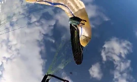 Hú vía cảnh 2 người chơi dù lượn bị xoắn vào nhau rơi tự do