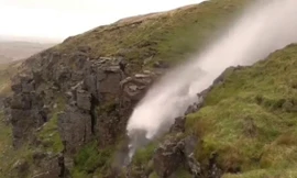 Kỳ lạ thác nước chảy ngược trong gió bão ở Australia