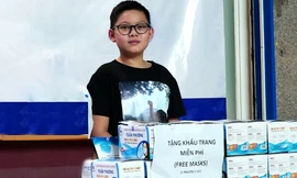 Cậu bé lấy tiền lì xì mua khẩu trang tặng mọi người