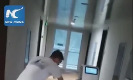 Giao thức ăn bằng robot cho hành khách bị cách ly vì virus corona