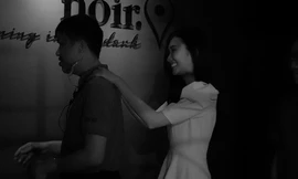 Thử ăn uống như người khiếm thị tại quán cà phê bóng tối ở TP.HCM